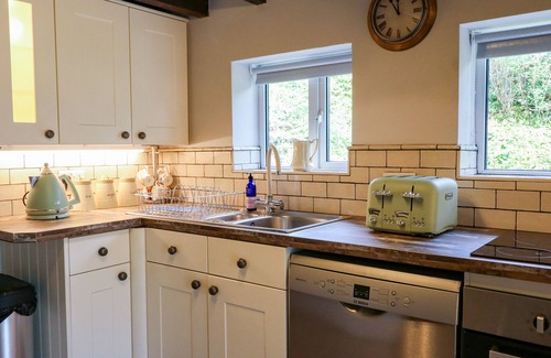 Longnor Cabaña | HOOBROOK COTTAGE, pet friendly, with hot tub in Butterton
