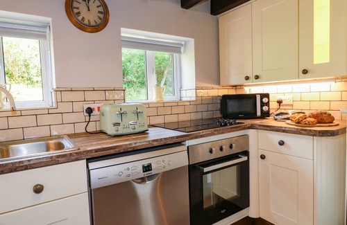 Longnor Cabaña | HOOBROOK COTTAGE, pet friendly, with hot tub in Butterton