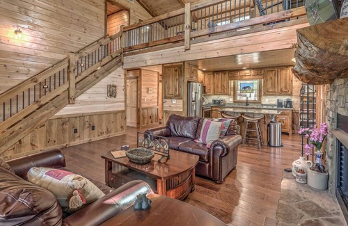 Morganton Cabina | Hooch Holler - Pet Friendly | Hot Tub | Outdoor Fireplace