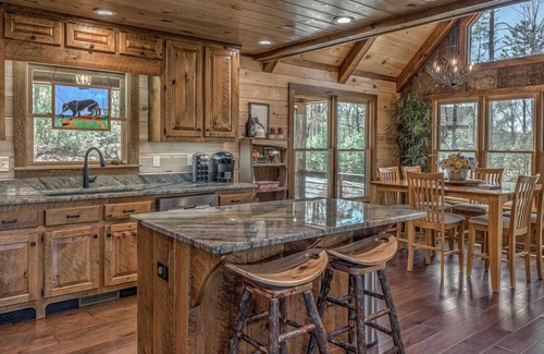 Morganton Cabina | Hooch Holler - Pet Friendly | Hot Tub | Outdoor Fireplace