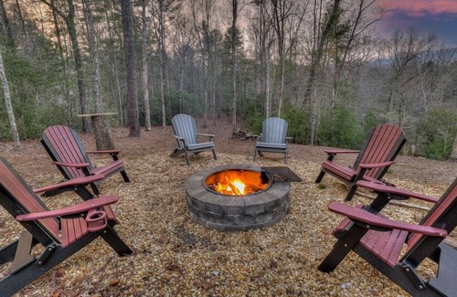 Morganton Cabina | Hooch Holler - Pet Friendly | Hot Tub | Outdoor Fireplace