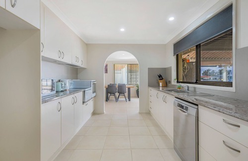 Port Macquarie Casa | Hooked on Hibbard - 4 bedroom home on canals