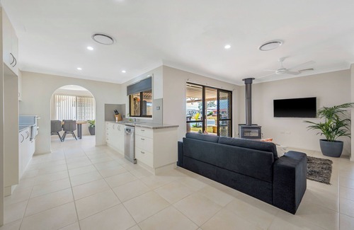 Port Macquarie Casa | Hooked on Hibbard - 4 bedroom home on canals