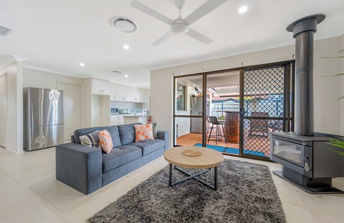 Port Macquarie Casa | Hooked on Hibbard - 4 bedroom home on canals