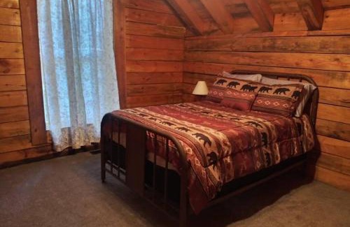 Cleveland Casa | Hoot Nanny's Rustic Cabin on Mossy Creek