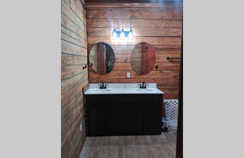 Cleveland Casa | Hoot Nanny's Rustic Cabin on Mossy Creek