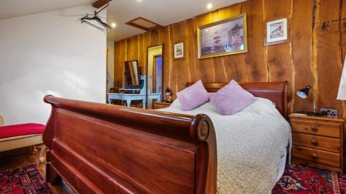 Holworth Casa | Hoots End