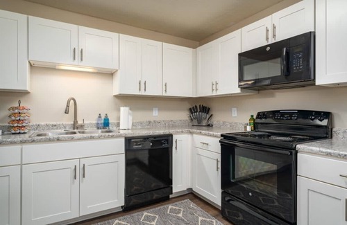 Hoover Apartamento | Hoover Oasis: 2BR Apartment with Pool & Gym