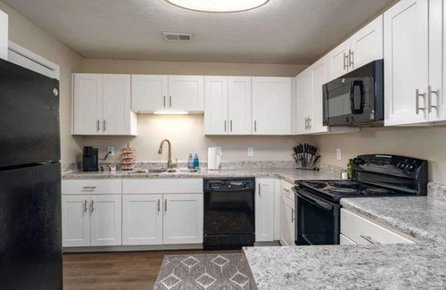Hoover Apartamento | Hoover Oasis: 2BR Apartment with Pool & Gym