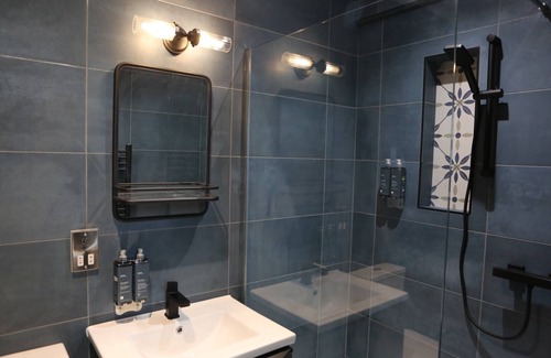 Fernhill Heath Casa | Hop Market - ensuite bedroom