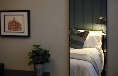 Fernhill Heath Casa | Hop Market - ensuite bedroom
