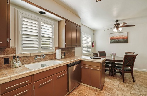 Lodi Casa | Hop Skip & a Jump | Close to It All! Dog Friendly, 9-Minute Walk to Lodi Lake!