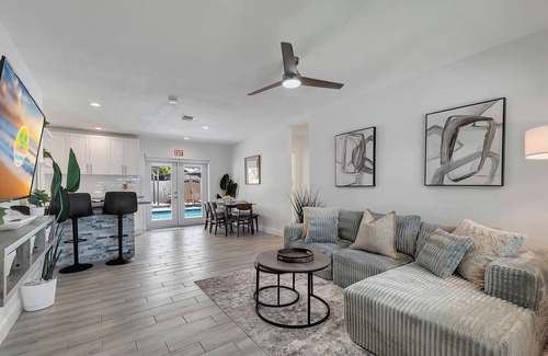 Driftwood Casa | Hope Casa 4/2 Heated Pool/BBQ I by HostyMosty