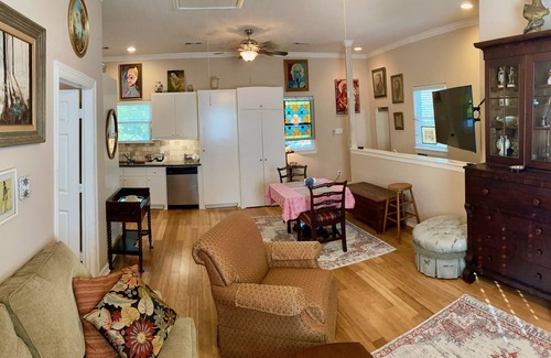 Neartown Apartamento | Hopkins House Garage Apartment in Lively Montrose Section of Houston