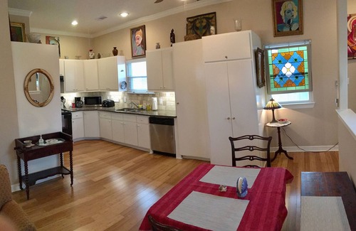 Neartown Apartamento | Hopkins House Garage Apartment in Lively Montrose Section of Houston