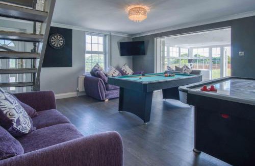 Mawr Casa | Hopkins Retreat Farm - 5 Bedroom House - Swansea