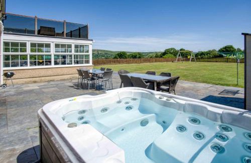 Mawr Casa | Hopkins Retreat Farm - 5 Bedroom House - Swansea