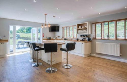 Mawr Casa | Hopkins Retreat Farm - 5 Bedroom House - Swansea