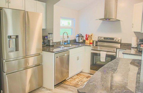 Bethlehem Casa | Horizon Lake Villa, chic and modern.