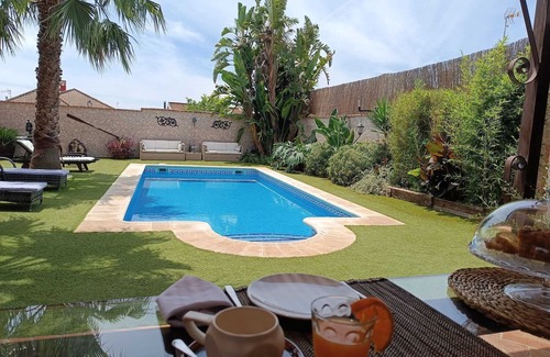 Hornachuelos Chalet De Esquí | HORNACHUELOS.CASA CON PISCINA LOS CLAVELES.IDEAL PARA FAMILIA Y AMIGOS.
