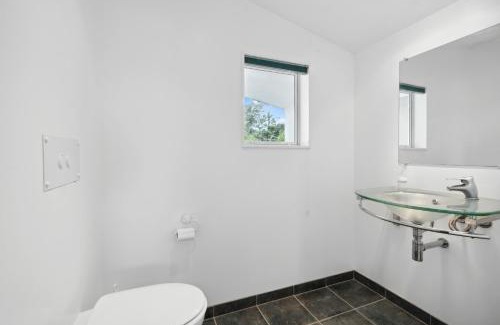 Waikanae Casa | Hornbill Nest - Waikanae Beach Holiday Home
