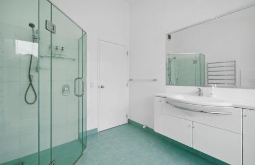 Waikanae Casa | Hornbill Nest - Waikanae Beach Holiday Home