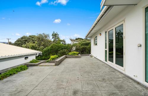 Waikanae Casa | Hornbill Nest - Waikanae Beach Holiday Home