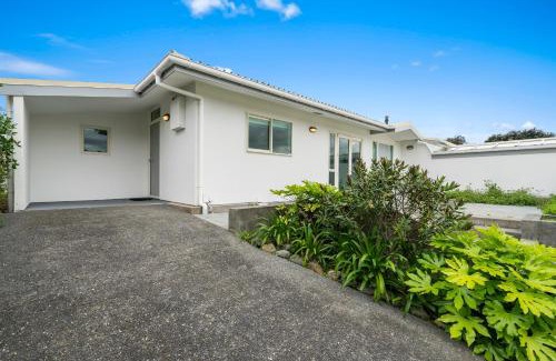 Waikanae Casa | Hornbill Nest - Waikanae Beach Holiday Home