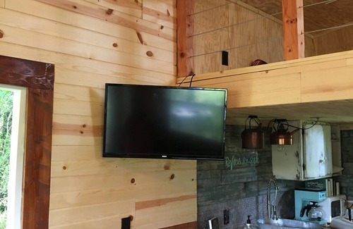 Fayetteville Casa | Horse Farm Retreat Creekside Tiny House, capacidad para 4 y admite mascotas