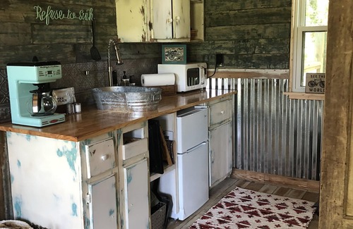 Fayetteville Casa | Horse Farm Retreat Creekside Tiny House, capacidad para 4 y admite mascotas