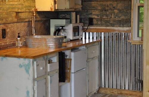 Fayetteville Casa | Horse Farm Retreat Creekside Tiny House, capacidad para 4 y admite mascotas