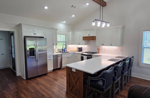 Aiken Cabaña | Horse Farm Stay - King Bed - Horses Welcome!