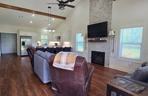 Aiken Cabaña | Horse Farm Stay - King Bed - Horses Welcome!