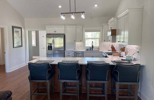 Aiken Cabaña | Horse Farm Stay - King Bed - Horses Welcome!