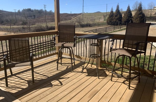 Horse Shoe Casa | Horse Friendly Barn Apartment with central location to hiking biking brewery’s