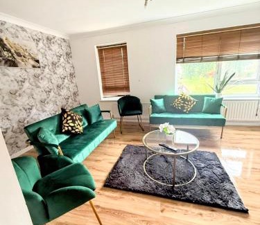 Thamesmead East Apartamento | Horse view spacious 4BR Hse sleeps 8 Garden & driveway parking