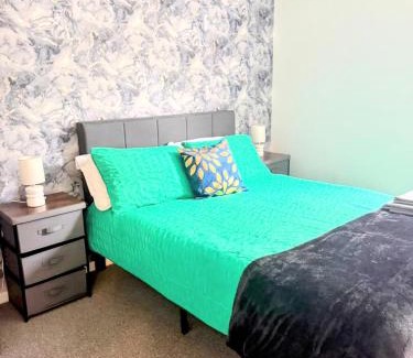Thamesmead East Apartamento | Horse view spacious 4BR Hse sleeps 8 Garden & driveway parking