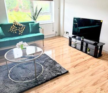 Thamesmead East Apartamento | Horse view spacious 4BR Hse sleeps 8 Garden & driveway parking