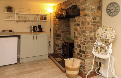 Hartland Cabaña | HORSESHOE COTTAGE, pet friendly, with pool in Hartland