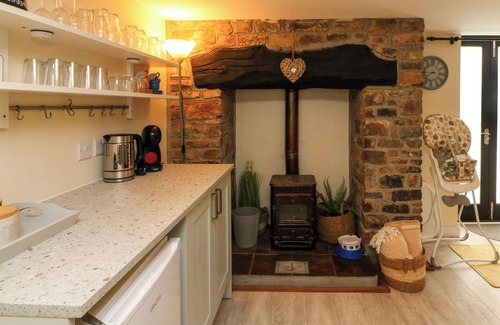 Hartland Cabaña | HORSESHOE COTTAGE, pet friendly, with pool in Hartland