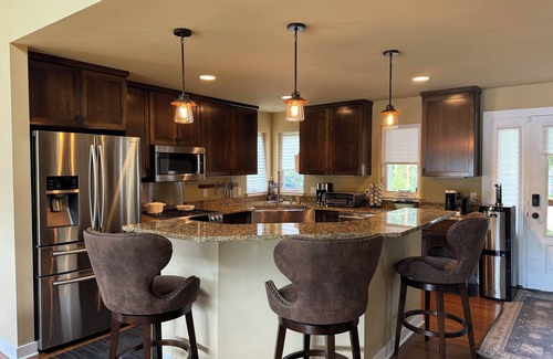 Whitmore Lake Casa | Horseshoe Lake retreat- 2-bedroom + loft lake house with WiFi and AC.