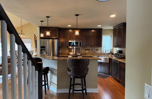 Whitmore Lake Casa | Horseshoe Lake retreat- 2-bedroom + loft lake house with WiFi and AC.