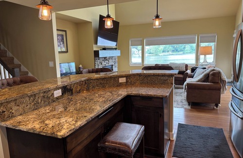 Whitmore Lake Casa | Horseshoe Lake retreat- 2-bedroom + loft lake house with WiFi and AC.