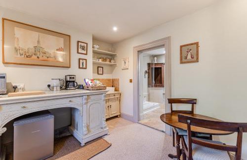 Brixham Casa | HORTUS HOUSE - Regency style apartment with attached parking