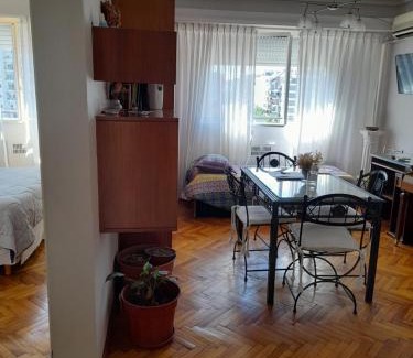 Almagro Apartamento | Hosp Italiano cómodo equipado con piano luz y sol Bienvenidos!
