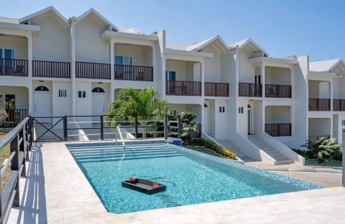 IronShore Estates Casa | HOSPITALITYEXPERT 2BR Townhouse #2 MoBay, Sleeps 6 - Pool, Beach & Private Chef