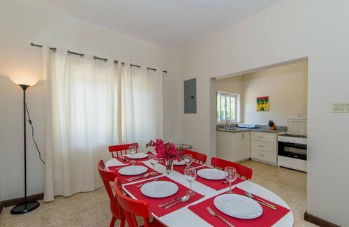 IronShore Estates Apartamento | HOSPITALITYEXPERT 2BR Townhouse #3, MoBay, Sleeps 6 - Pool, Beach & Private Chef