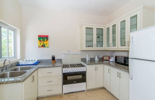 IronShore Estates Apartamento | HOSPITALITYEXPERT 2BR Townhouse #3, MoBay, Sleeps 6 - Pool, Beach & Private Chef