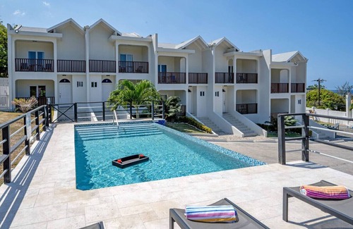 IronShore Estates Apartamento | HOSPITALITYEXPERT 2BR Townhouse #3, MoBay, Sleeps 6 - Pool, Beach & Private Chef