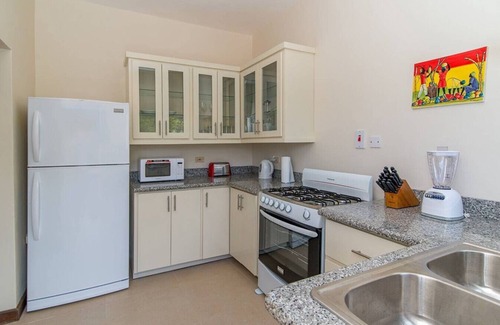IronShore Estates Apartamento | HOSPITALITYEXPERT 2BR Townhouse #4, MoBay, Sleeps 6 - Pool, Beach & Private Chef